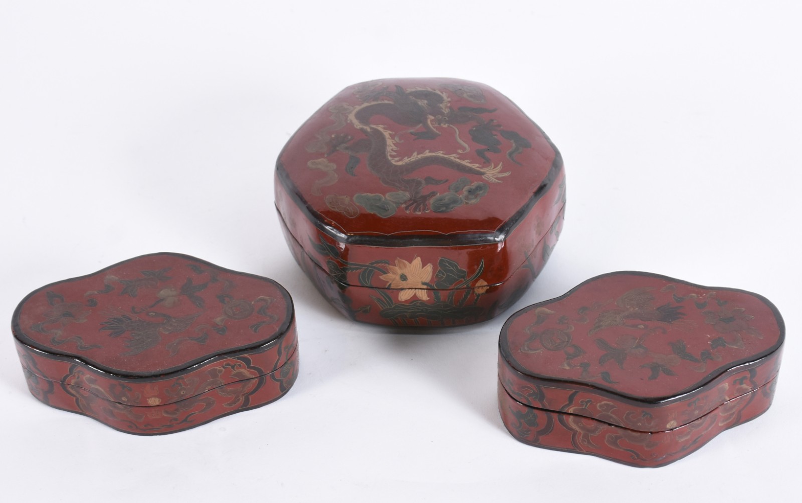 Três caixas de lacca chinesas com alegorias uma delas com porta... - foto 1 de 5