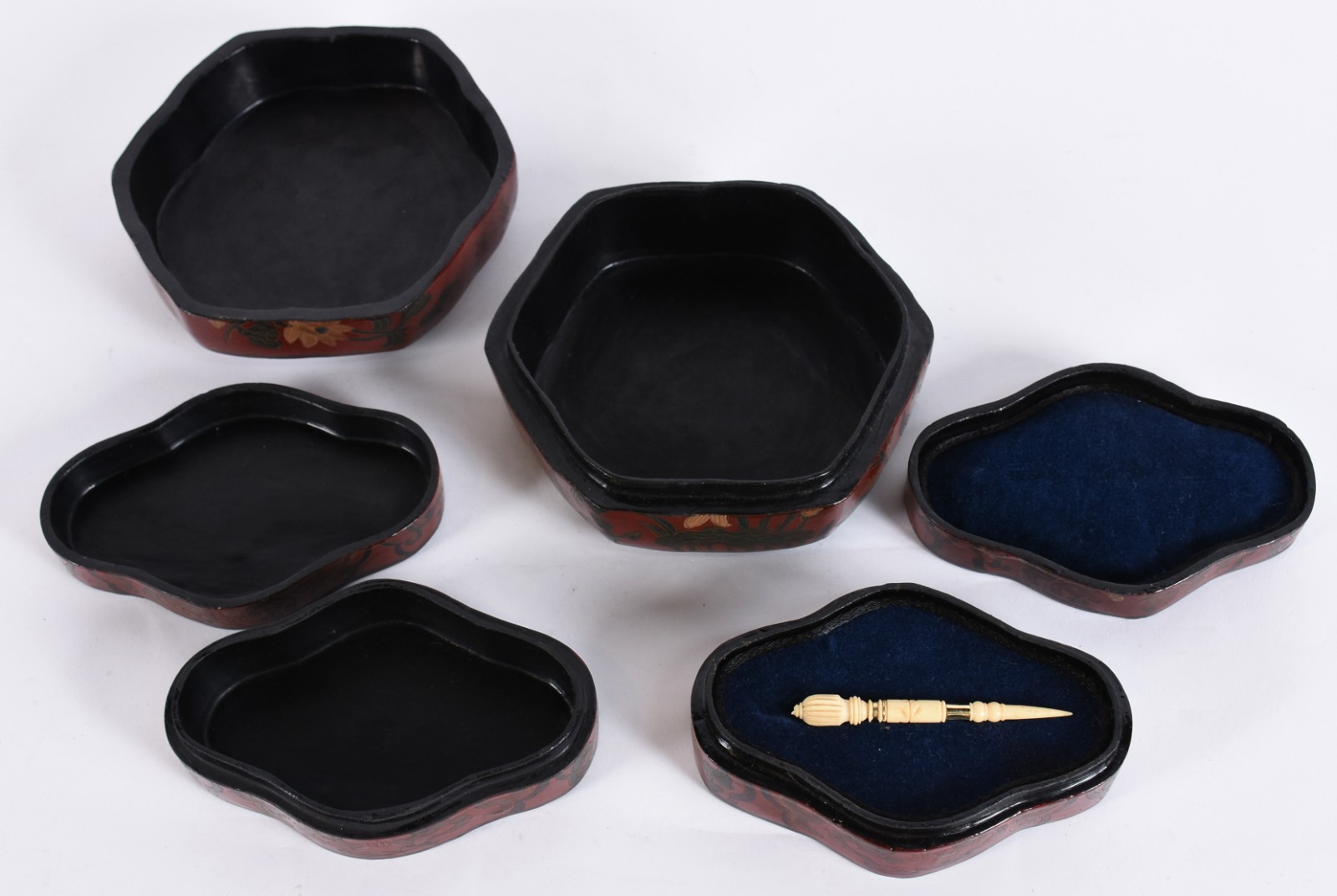 Três caixas de lacca chinesas com alegorias uma delas com porta... - foto 2 de 5