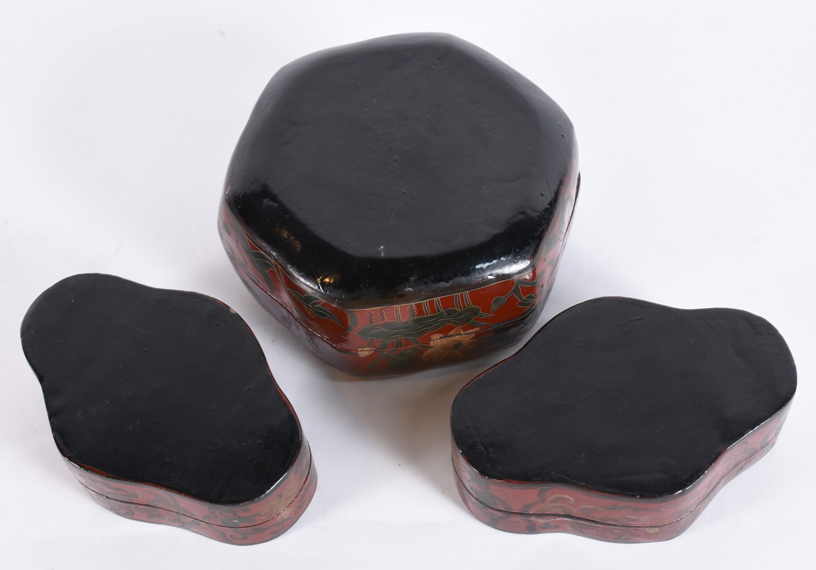 Três caixas de lacca chinesas com alegorias uma delas com porta... - foto 5 de 5