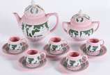 Serviço de café de porcelana Wedgood na cor ros... - Serviço de café de porcelana Wedgood na cor rosa e verde composto de: 5 xícaras com pires, açucareiro e bule (tampa colada).