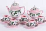 Serviço de café de porcelana Wedgood na cor ros... - Serviço de café de porcelana Wedgood na cor rosa e verde composto de: 5 xícaras com pires, açucareiro e bule (tampa colada).