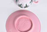 Serviço de café de porcelana Wedgood na cor ros... - Serviço de café de porcelana Wedgood na cor rosa e verde composto de: 5 xícaras com pires, açucareiro e bule (tampa colada).