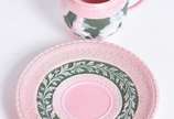 Serviço de café de porcelana Wedgood na cor ros... - Serviço de café de porcelana Wedgood na cor rosa e verde composto de: 5 xícaras com pires, açucareiro e bule (tampa colada).