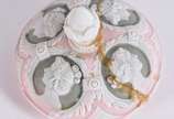 Serviço de café de porcelana Wedgood na cor ros... - Serviço de café de porcelana Wedgood na cor rosa e verde composto de: 5 xícaras com pires, açucareiro e bule (tampa colada).