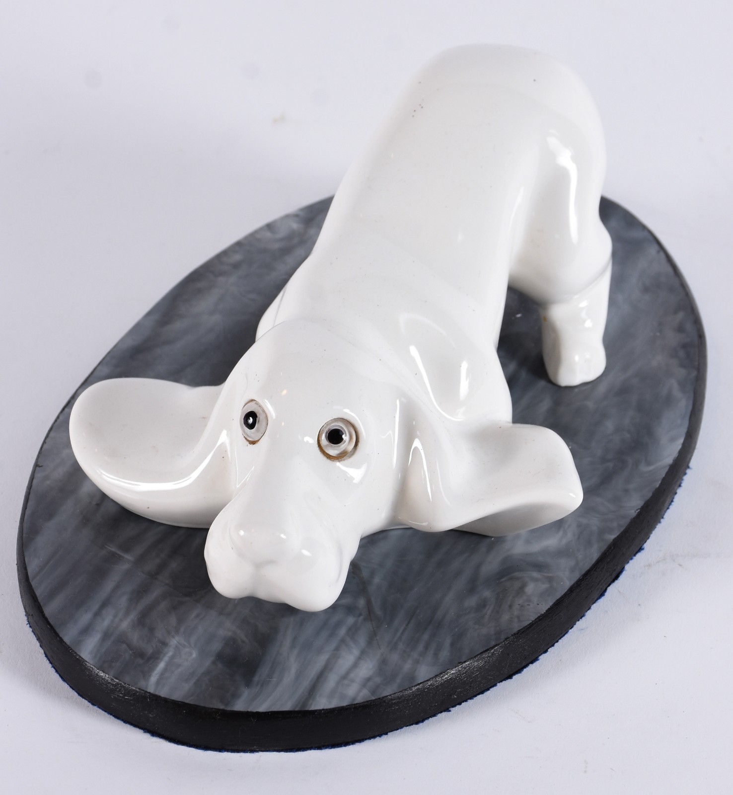 Estatueta de porcelana representando Basset, olhos de opalina. - foto 1 de 4