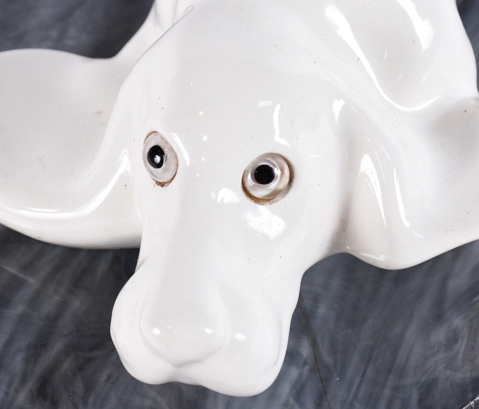 Estatueta de porcelana representando Basset, olhos de opalina. - foto 2 de 4