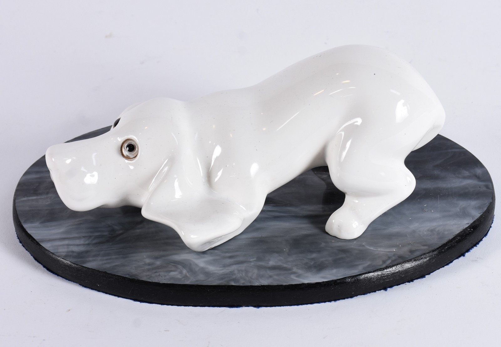 Estatueta de porcelana representando Basset, olhos de opalina. - foto 3 de 4