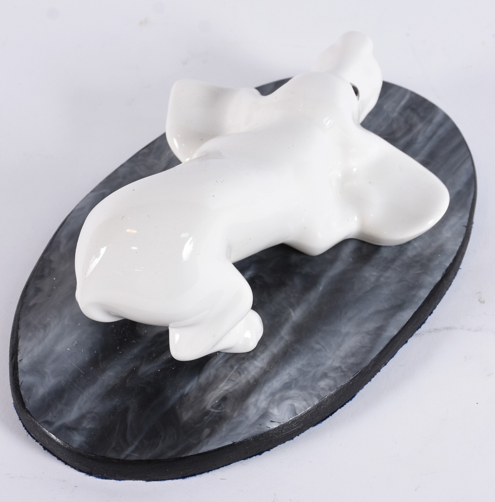 Estatueta de porcelana representando Basset, olhos de opalina. - foto 4 de 4