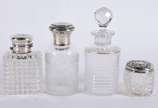 Quatro frascos de cristal europeu lapidado e tr... - Quatro frascos de cristal europeu lapidado e tres deles com tampas de prata de lei (menor com bicado).