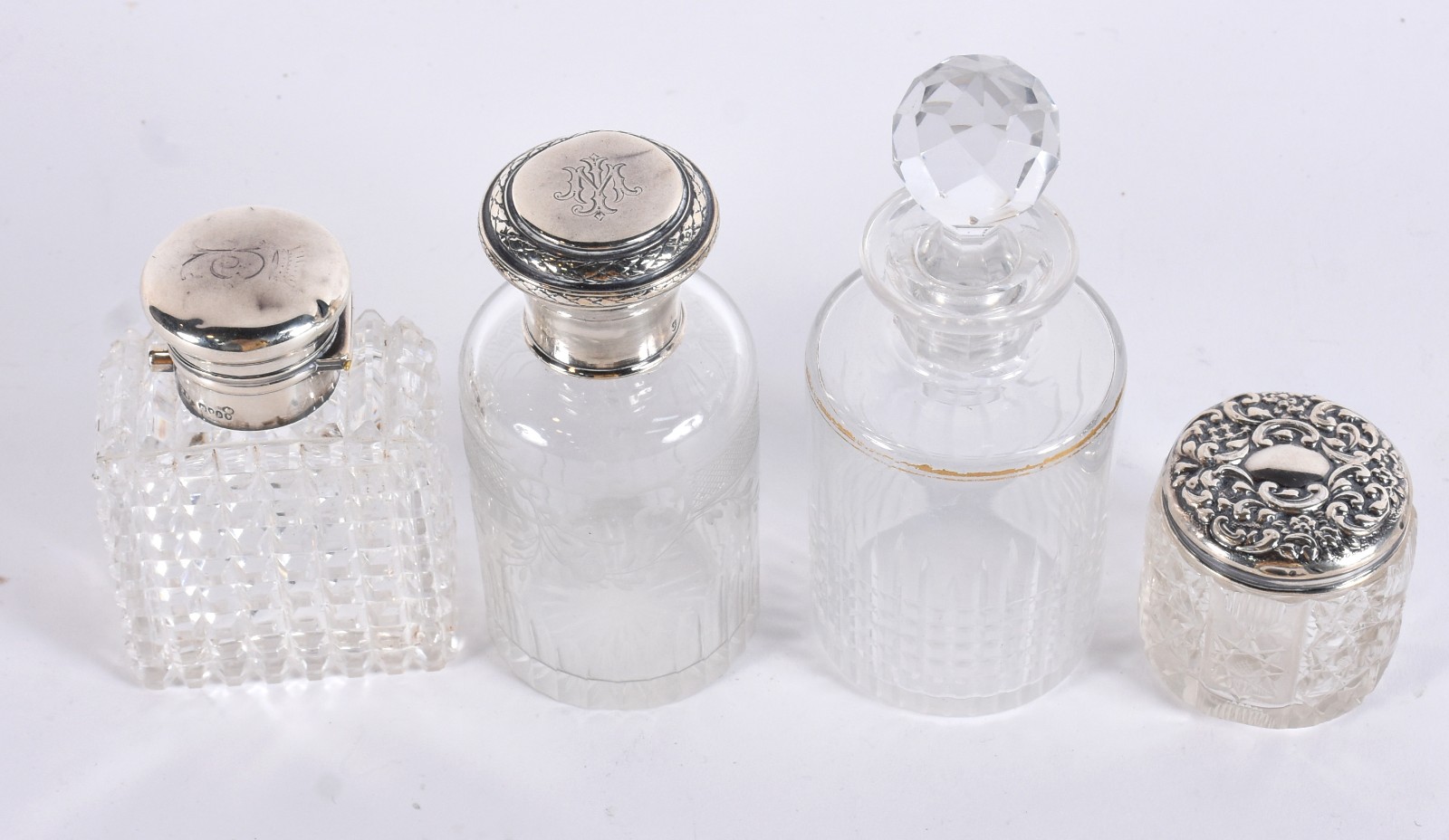 Quatro frascos de cristal europeu lapidado e tres deles com tampas de... - foto 2 de 6