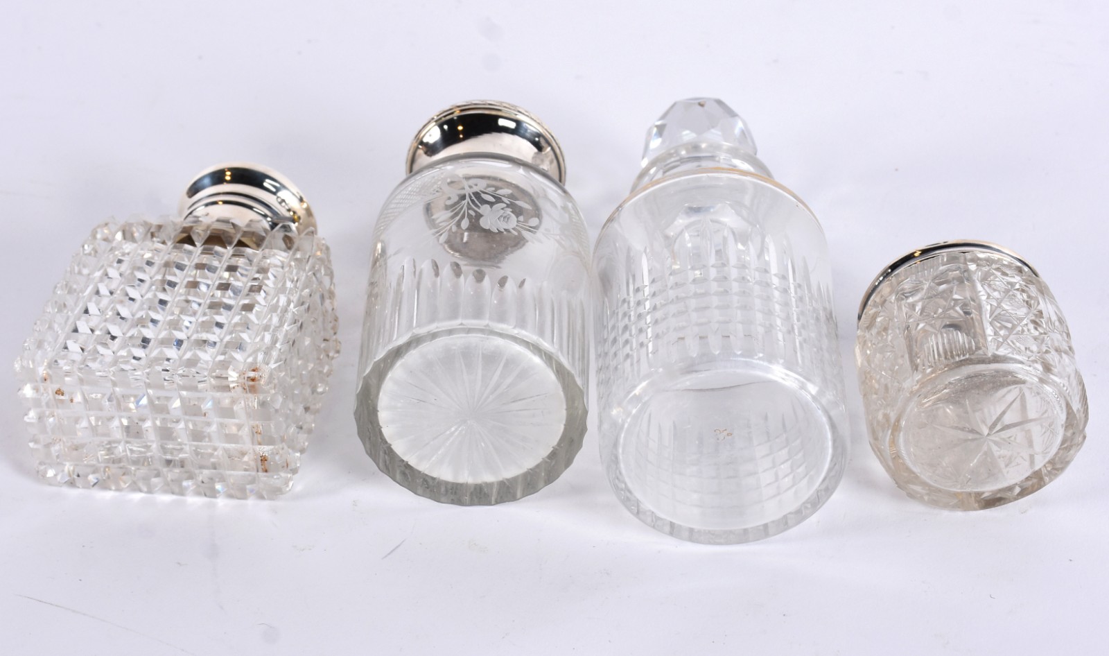Quatro frascos de cristal europeu lapidado e tres deles com tampas de... - foto 3 de 6