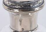 Quatro frascos de cristal europeu lapidado e tr... - Quatro frascos de cristal europeu lapidado e tres deles com tampas de prata de lei (menor com bicado).