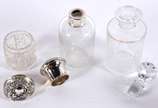 Quatro frascos de cristal europeu lapidado e tr... - Quatro frascos de cristal europeu lapidado e tres deles com tampas de prata de lei (menor com bicado).