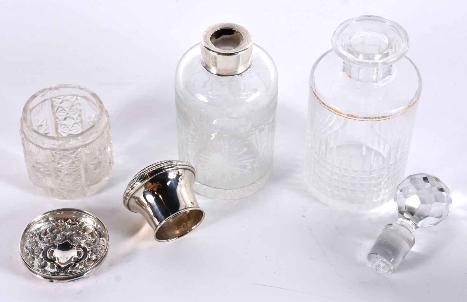 Quatro frascos de cristal europeu lapidado e tres deles com tampas de... - foto 5 de 6