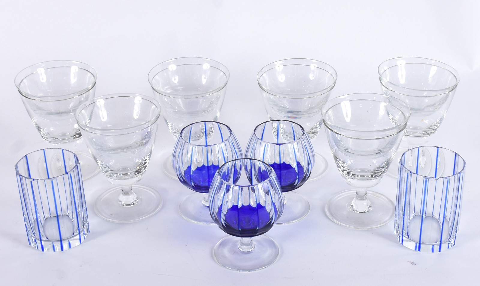 Diversas peças de cristal, sendo: 6 taças para coquetel de camarão... - foto 1 de 6