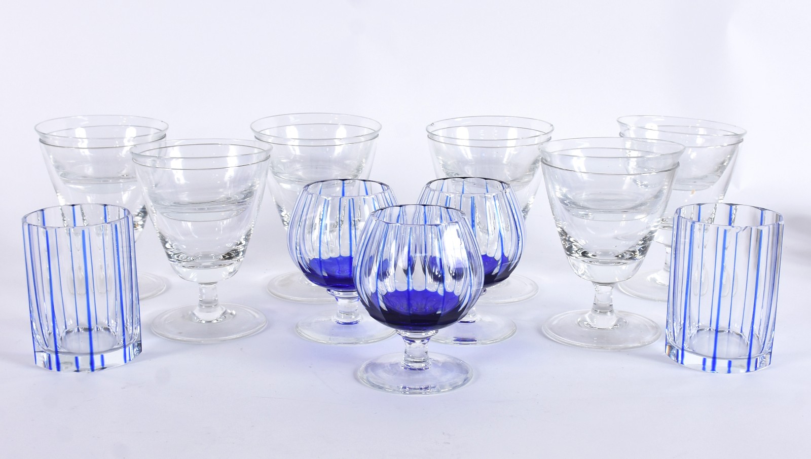 Diversas peças de cristal, sendo: 6 taças para coquetel de camarão... - foto 2 de 6