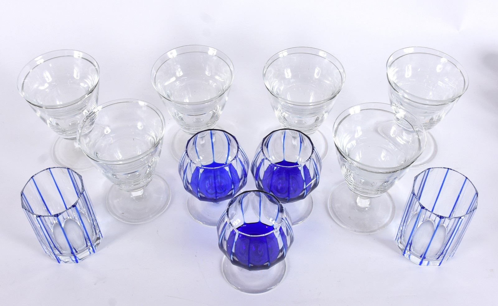 Diversas peças de cristal, sendo: 6 taças para coquetel de camarão... - foto 3 de 6