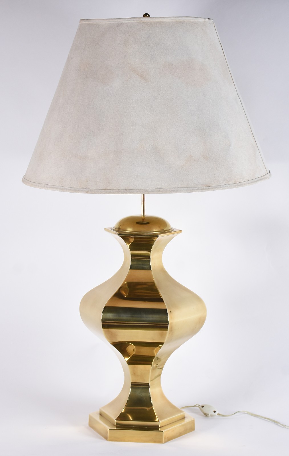 Abatjour de metal dourado, cúpula com desgastes. - foto 1 de 4