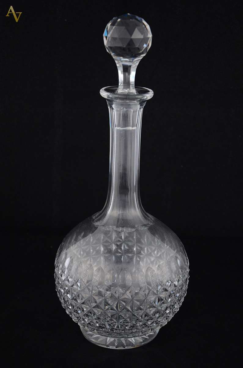 Licoreira em cristal europeu lapidado. Altura: 30 cm