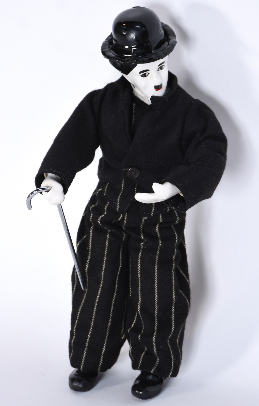 Boneco representando Charles Chaplin com cabeça e mão de porcelana... - foto 1 de 5