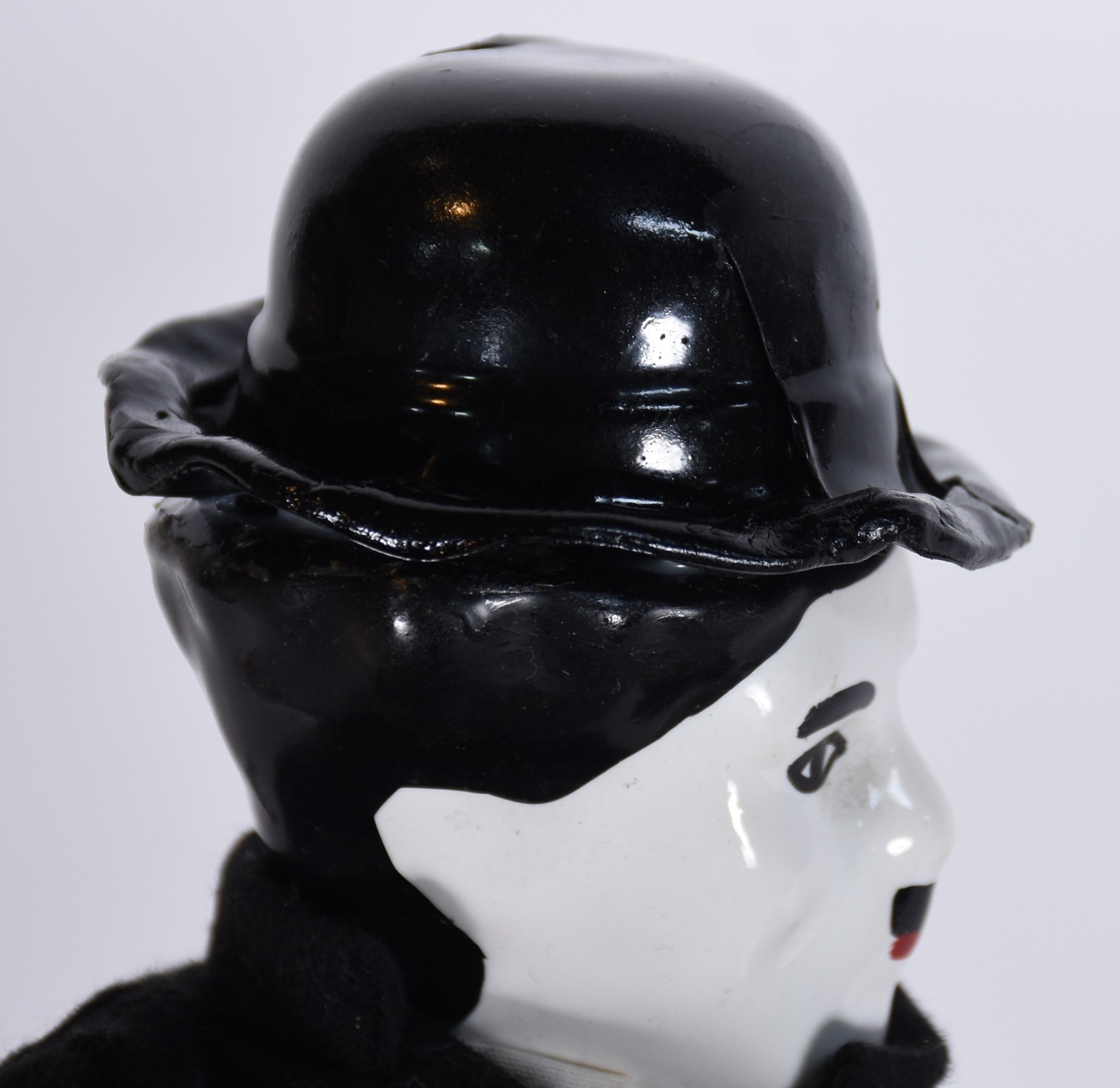 Boneco representando Charles Chaplin com cabeça e mão de porcelana... - foto 2 de 5