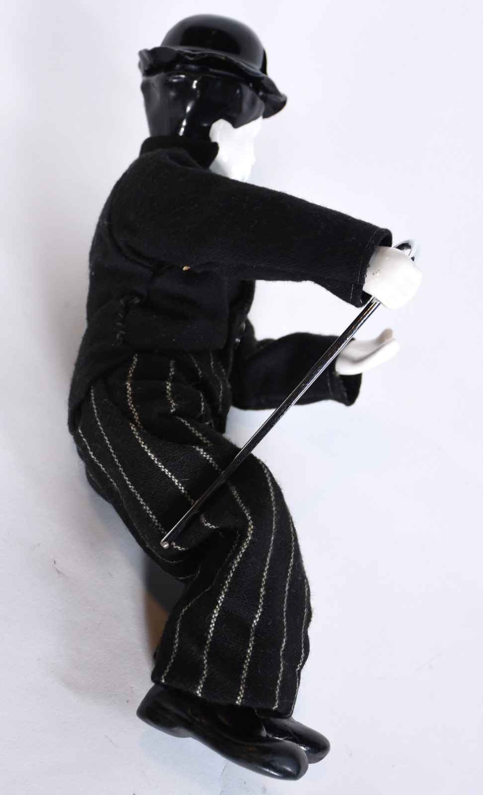 Boneco representando Charles Chaplin com cabeça e mão de porcelana... - foto 3 de 5