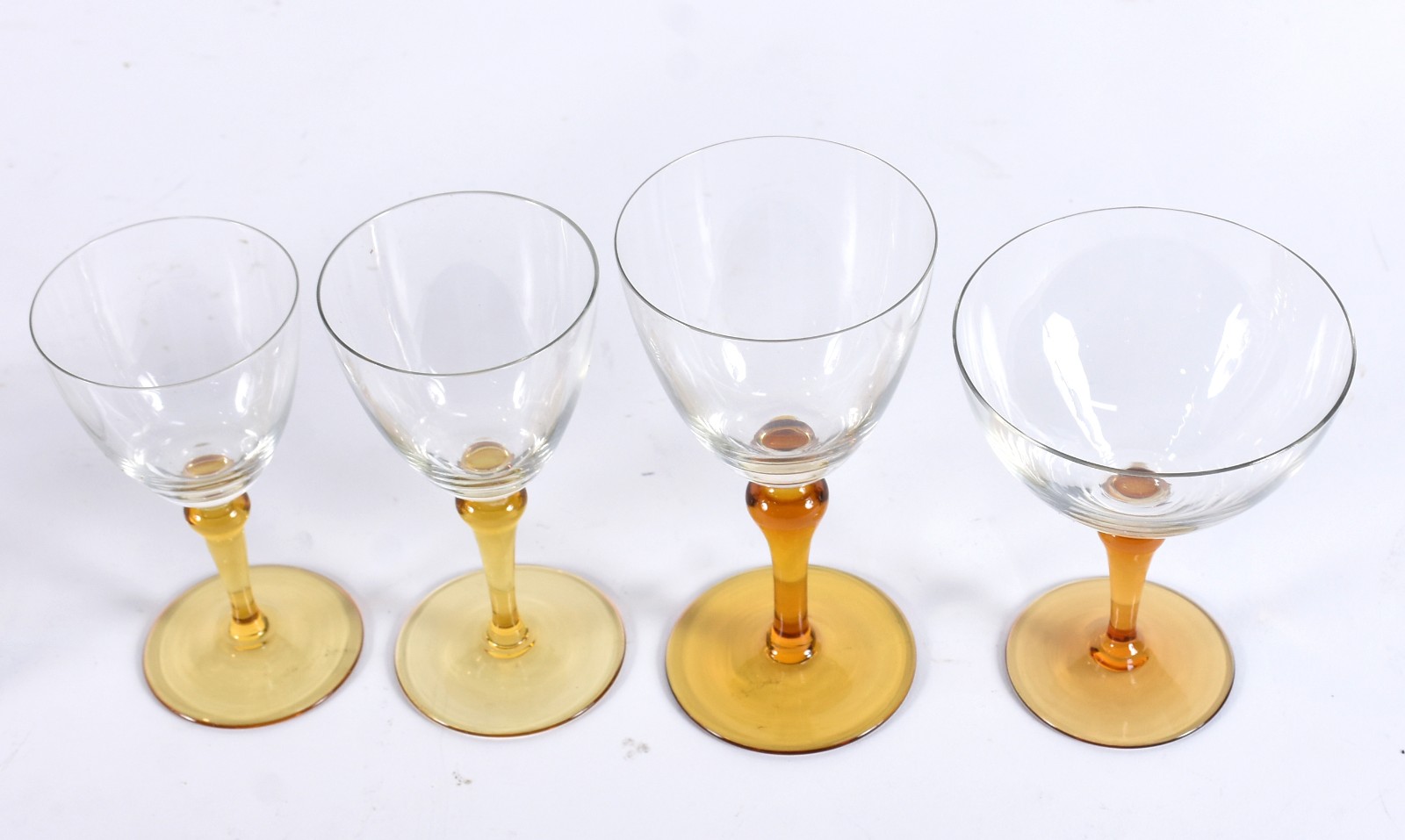 Serviço de cristal com pés altos na cor âmbar composto de: 12 cálices... - foto 2 de 3