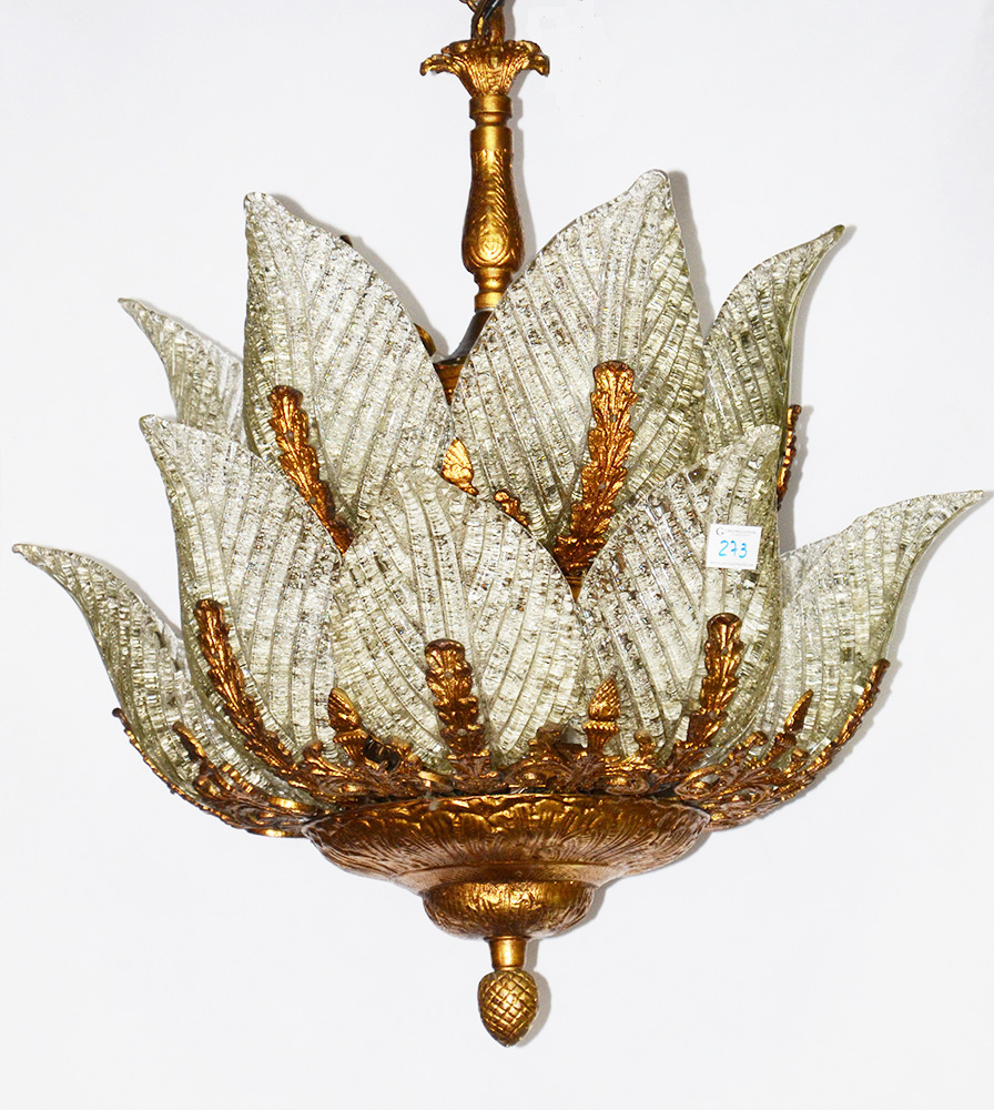 Lustre com folhas de murano (duas folhas coladas). Altura 62 cm.