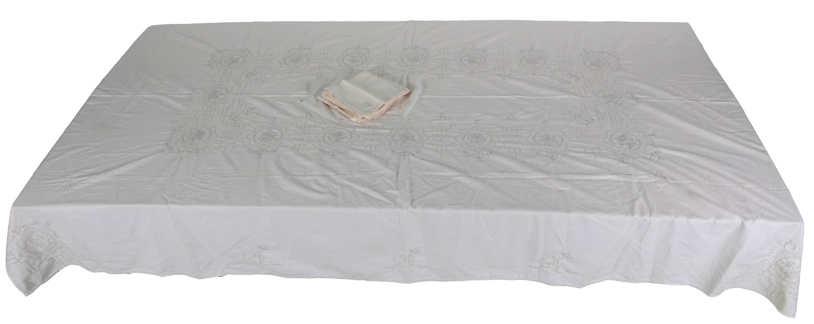 Toalha de mesa de linho com renda (pequeno rasgo ao centro) com 12... - foto 1 de 5