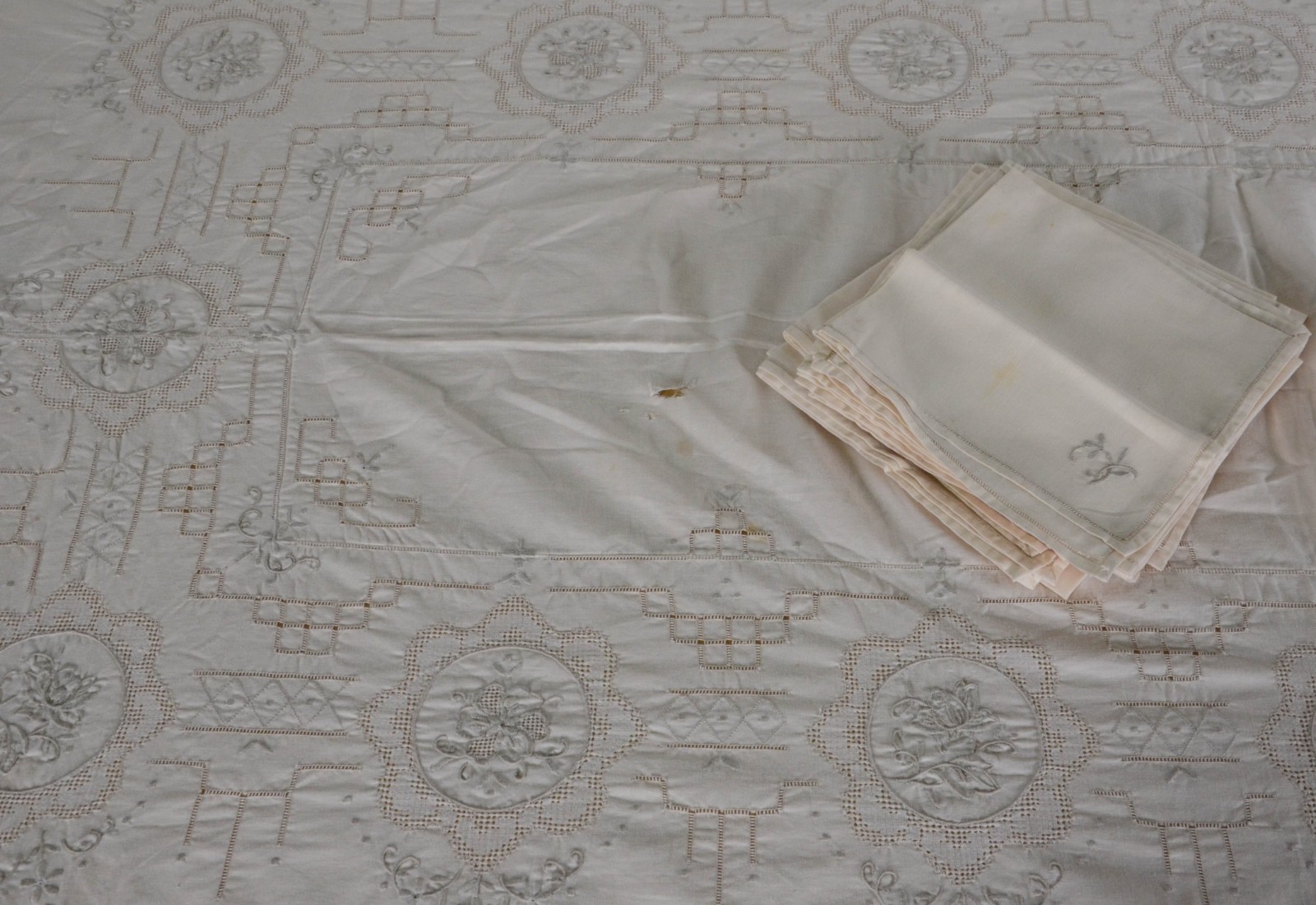 Toalha de mesa de linho com renda (pequeno rasgo ao centro) com 12... - foto 2 de 5