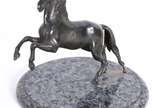Escultura de petit bronze representando cavalo,... - Escultura de petit bronze representando cavalo, base de mármore.