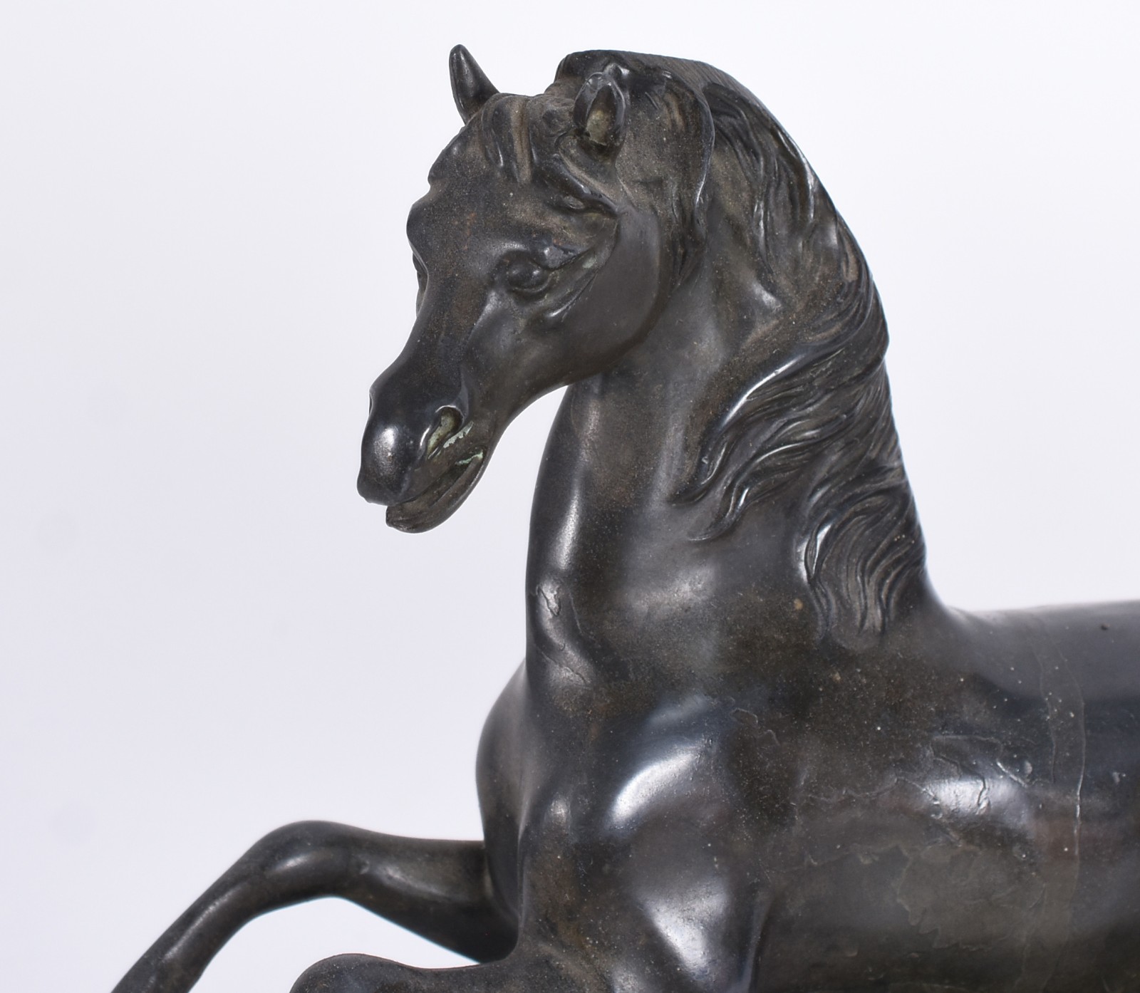 Escultura de petit bronze representando cavalo, base de mármore. - foto 2 de 5