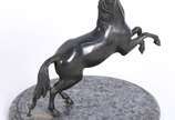 Escultura de petit bronze representando cavalo,... - Escultura de petit bronze representando cavalo, base de mármore.