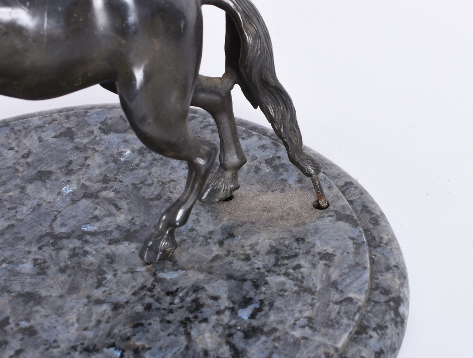 Escultura de petit bronze representando cavalo, base de mármore. - foto 4 de 5