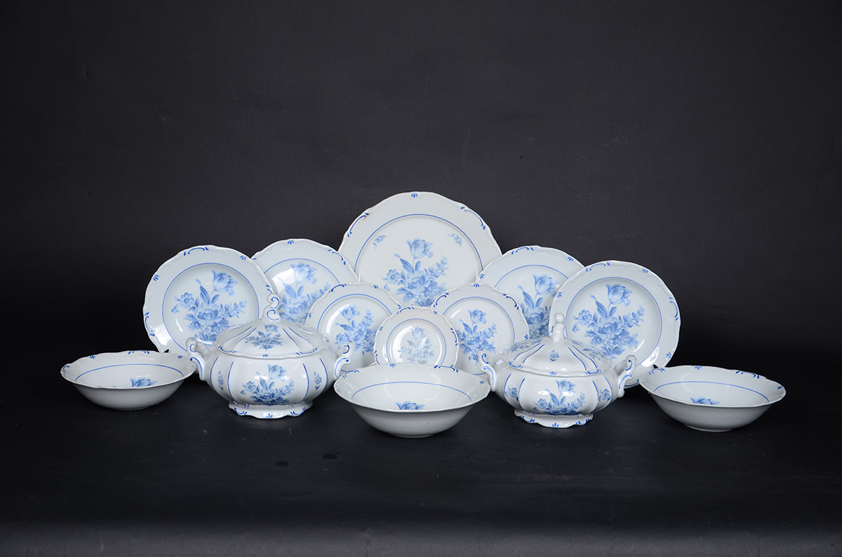 Aparelho de jantar porcelana decorada com flores em azul e branco... - foto 1 de 2