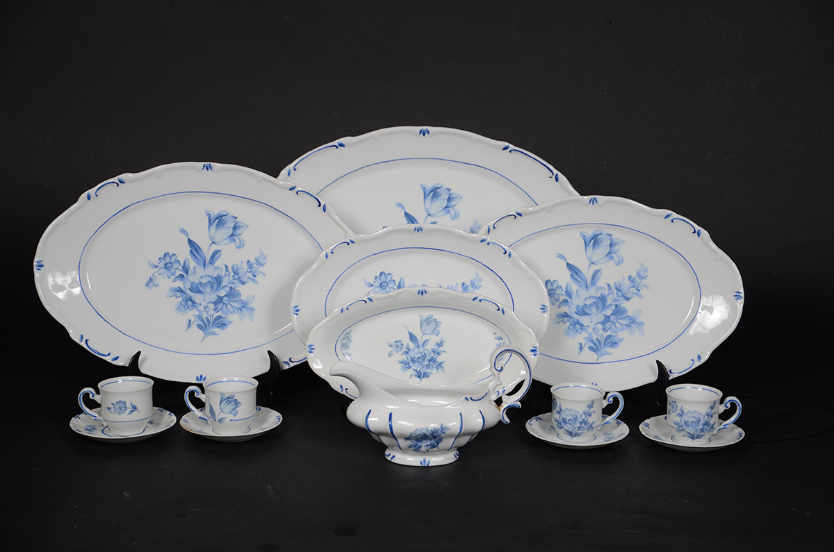 Aparelho de jantar porcelana decorada com flores em azul e branco... - foto 2 de 2