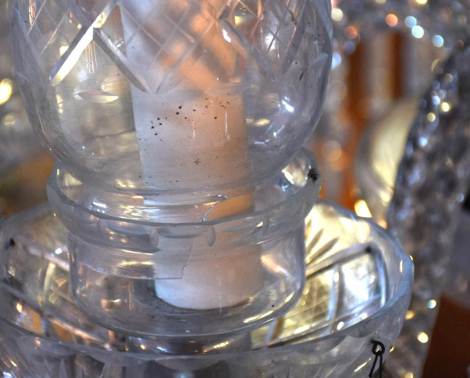 Lustre de cristal para 6 luzes com pingentes e mangas lapidadas... - foto 4 de 4