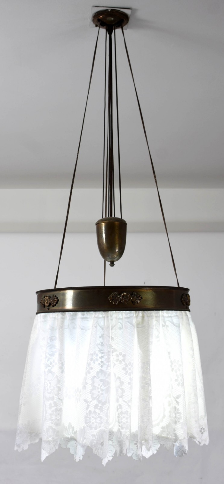 Lustre antigo com armação de metal, "saia" de tecido, altura... - foto 1 de 3