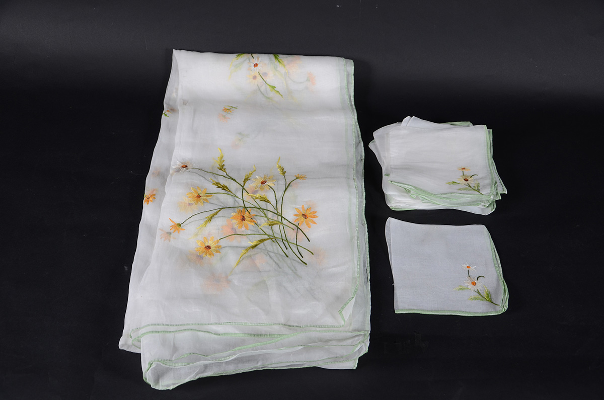 Toalha de Organza com bordados coloridos medindo: 1,60 x 3,40 cm e 18...