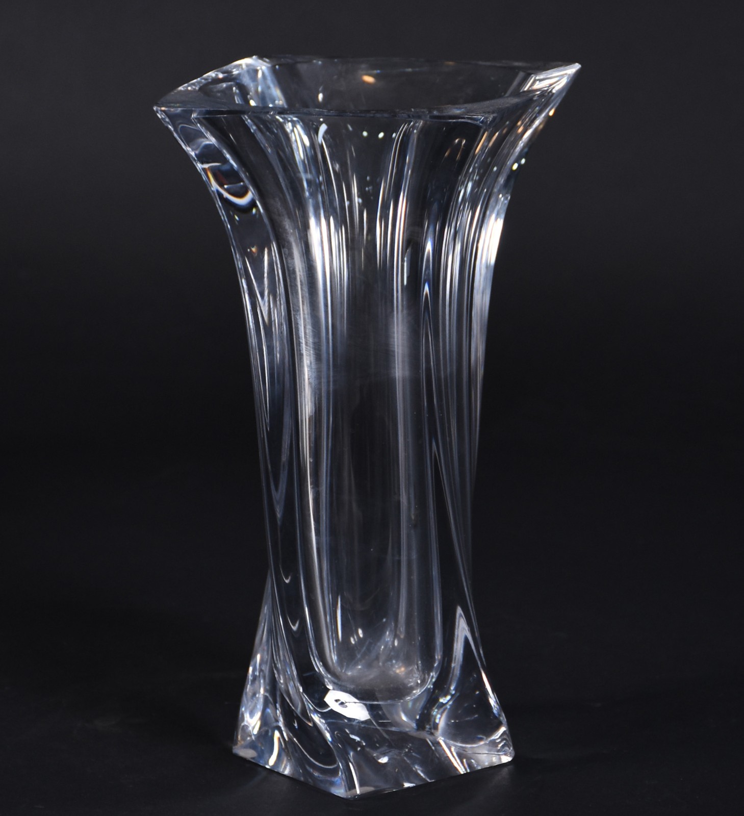 Vaso de cristal, com bicados, assinado. - foto 1 de 7