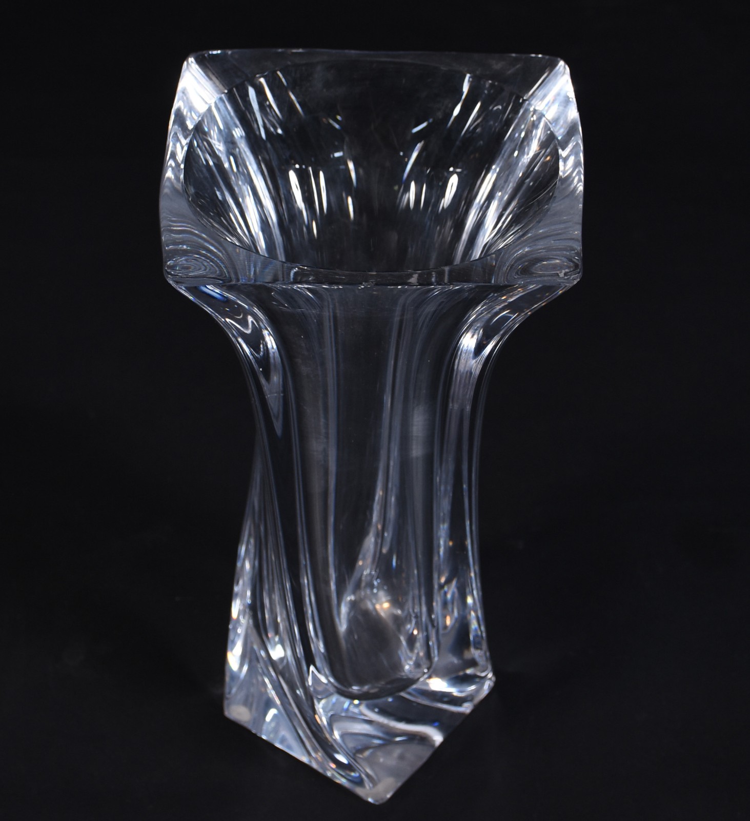 Vaso de cristal, com bicados, assinado. - foto 2 de 7