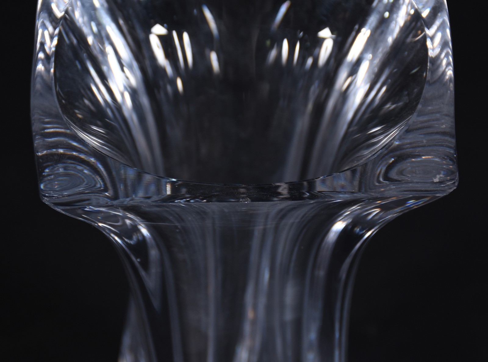 Vaso de cristal, com bicados, assinado. - foto 3 de 7