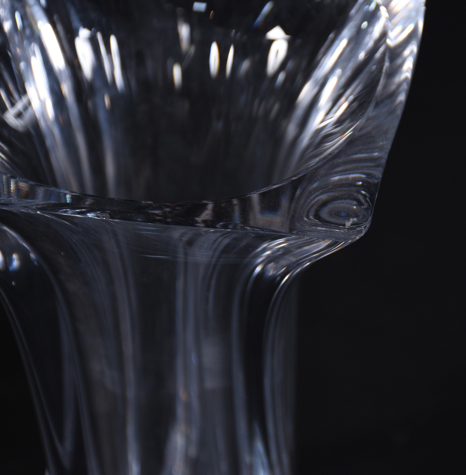 Vaso de cristal, com bicados, assinado. - foto 5 de 7