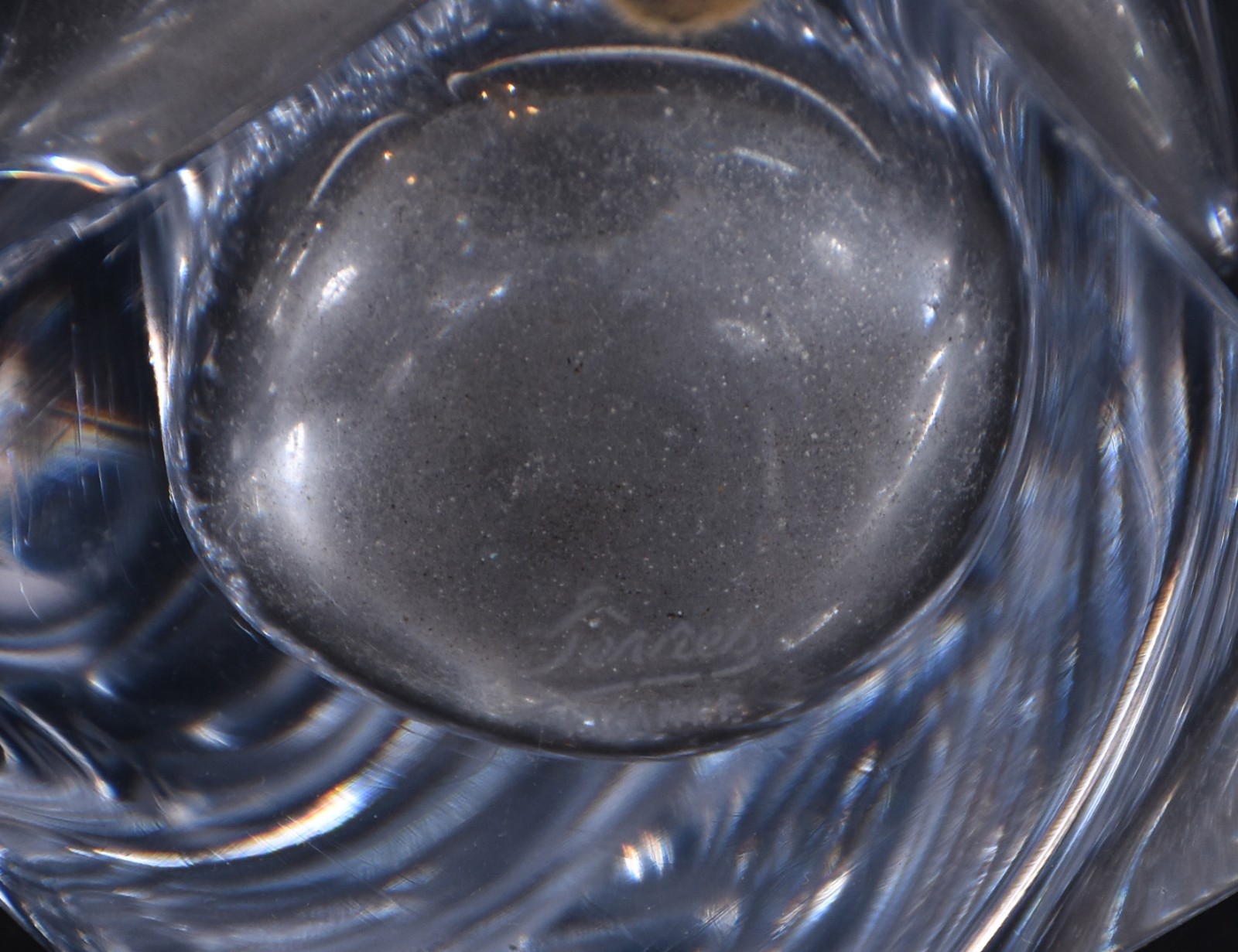 Vaso de cristal, com bicados, assinado. - foto 6 de 7