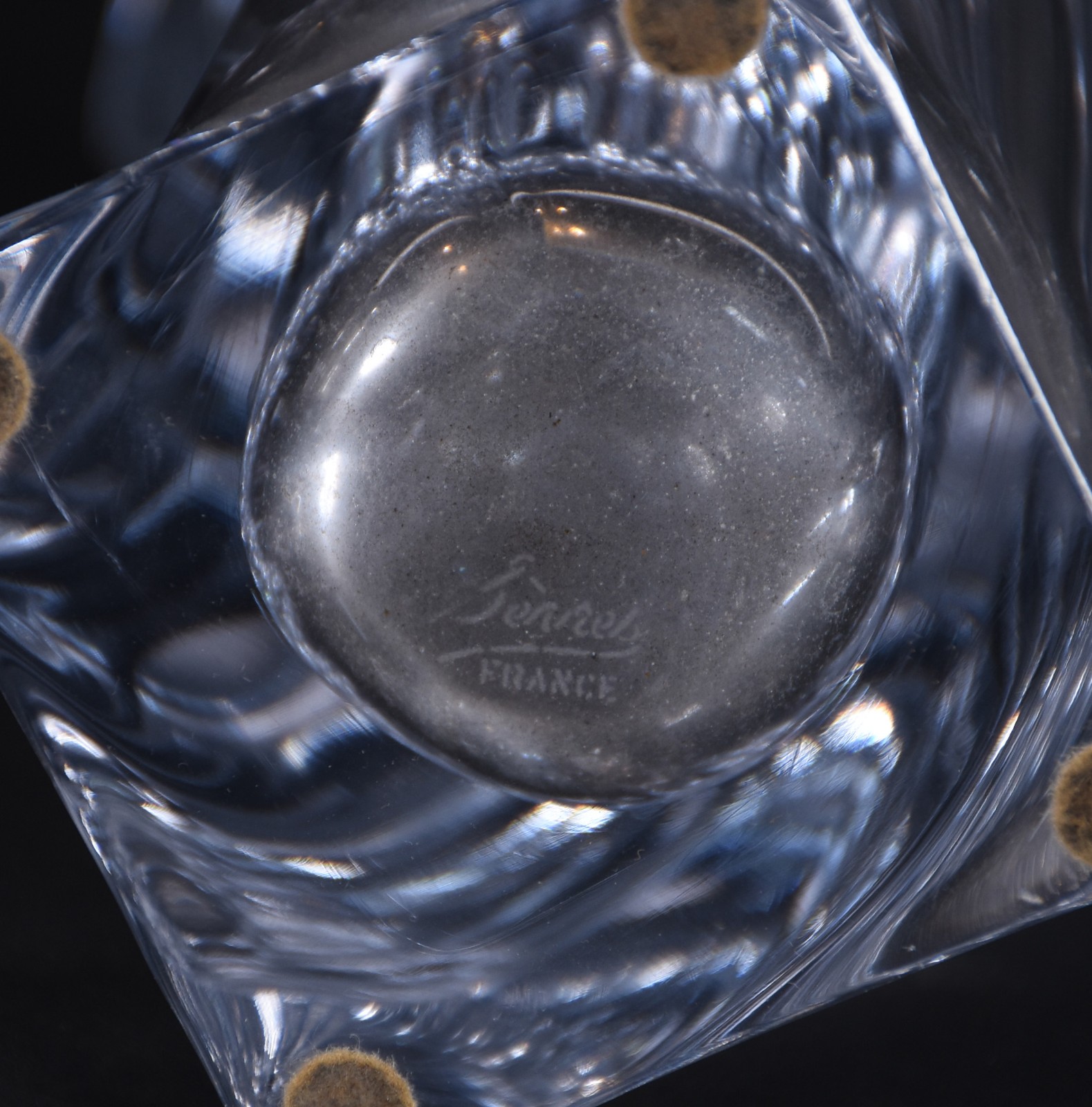 Vaso de cristal, com bicados, assinado. - foto 7 de 7
