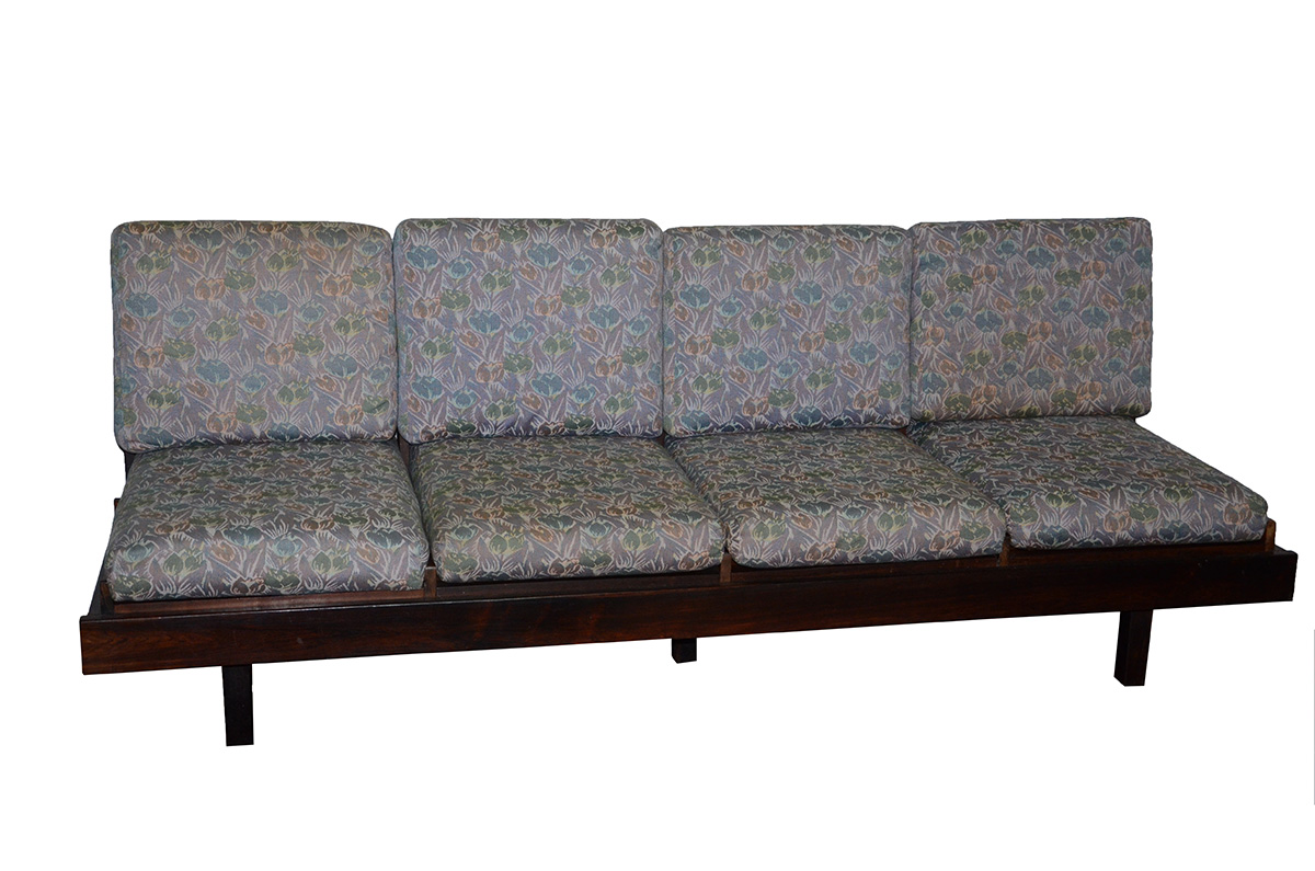 Conjunto de sofá ( med. 2,20 x 0,70 m.) e duas poltronas (med. 0,72 x... - foto 1 de 4