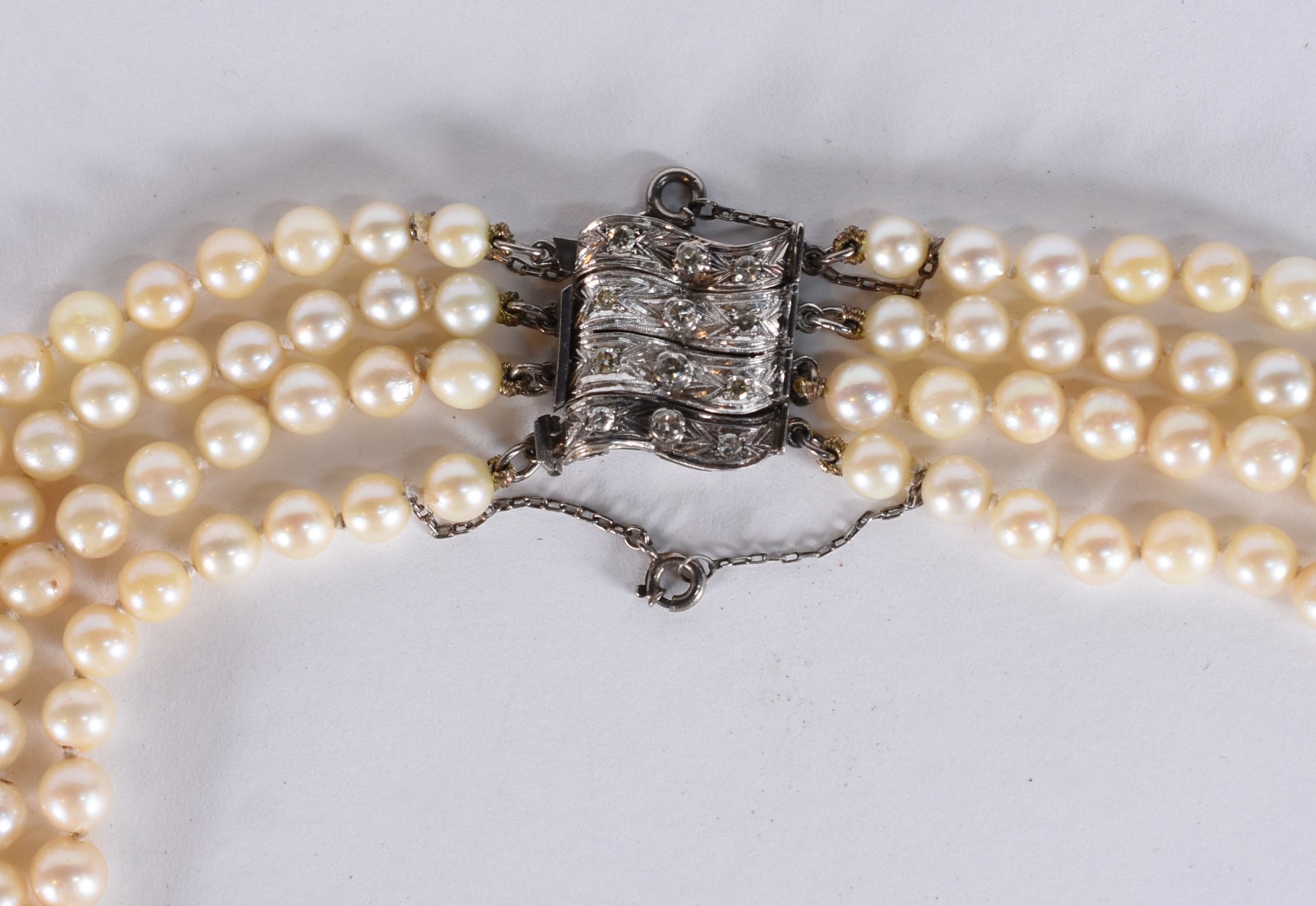 Colar de perolas com 4 voltas, fecho de ouro branco com 0.15 ct de... - foto 1 de 4