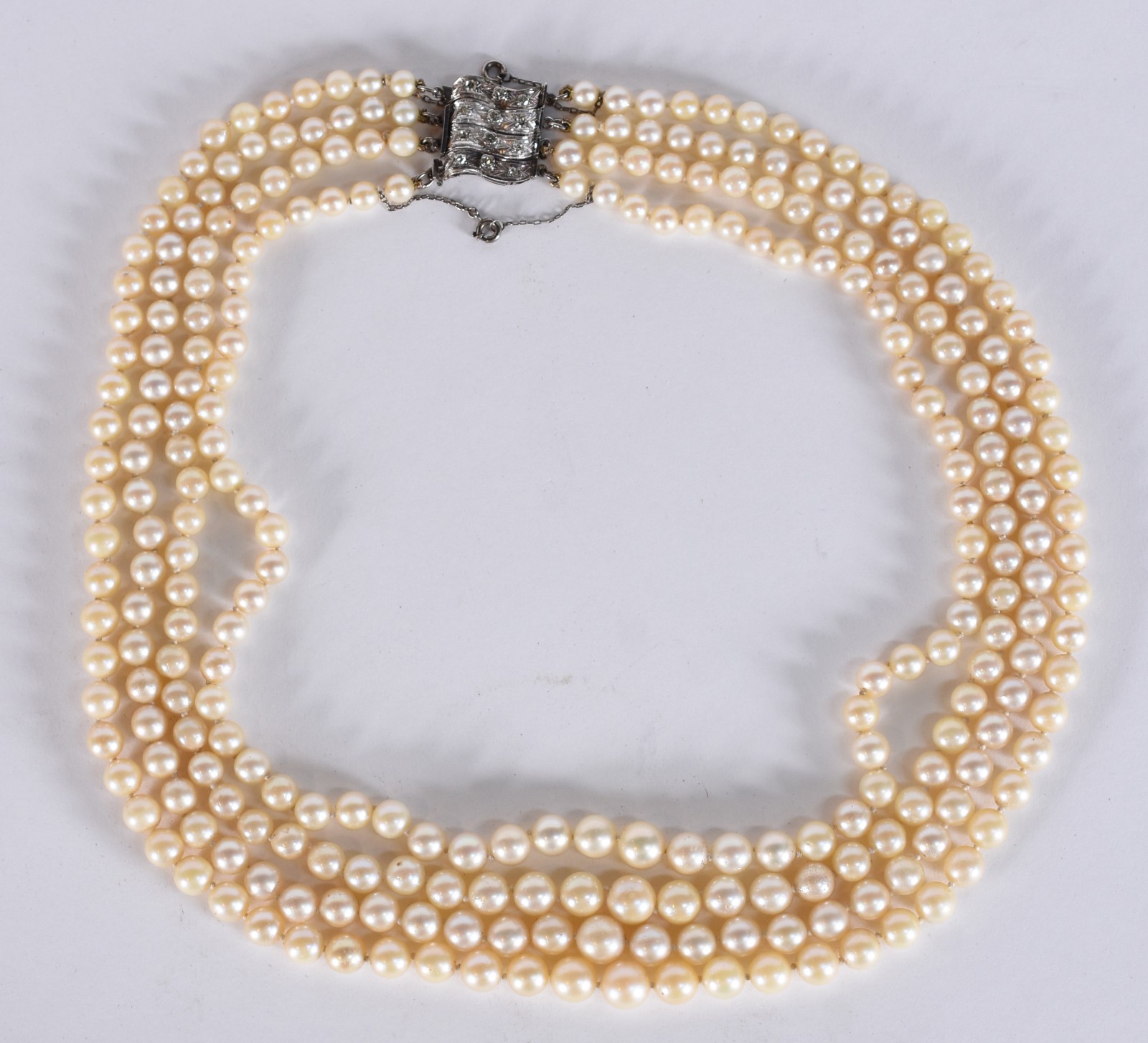 Colar de perolas com 4 voltas, fecho de ouro branco com 0.15 ct de... - foto 2 de 4