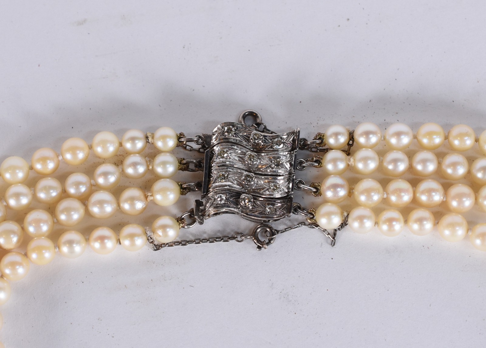 Colar de perolas com 4 voltas, fecho de ouro branco com 0.15 ct de... - foto 3 de 4