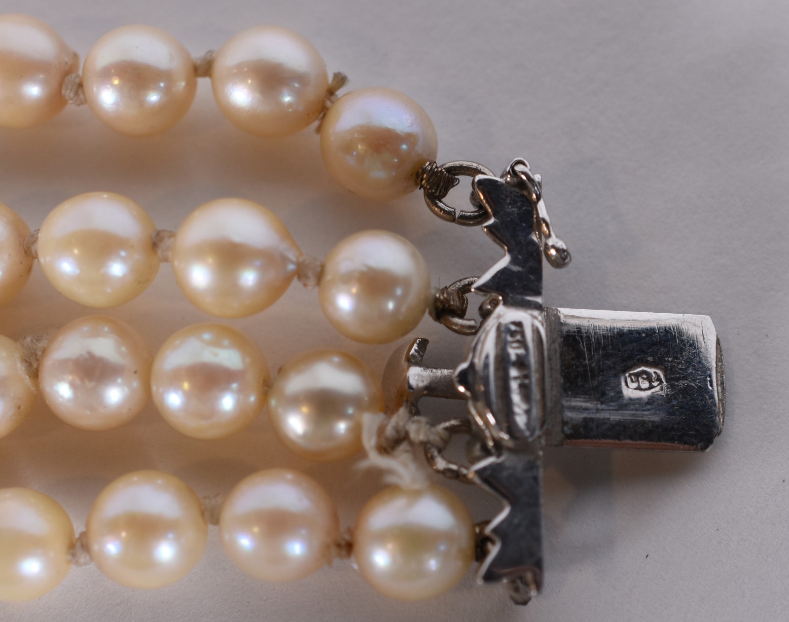 Pulseira com 4 fios de perola, fecho de ouro branco cravejado com... - foto 6 de 6